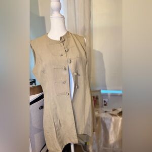 Sleeveless Mandarin Button Vest in Beige